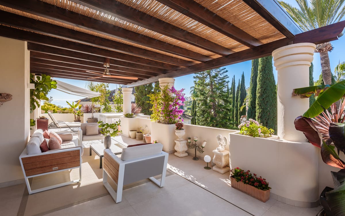 Exquisitely renovated, spacious duplex penthouse in Las Alamandas, Nueva Andalucía
