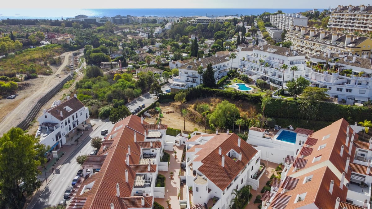 Beautifully renovated three-bedroom, east facing apartment, located in one of the most desirable complexes in Nueva Andalucia, La Maestranza.