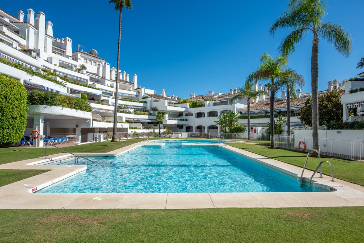 Beautiful two bedroom ground floor apartment, located in the sought-after Birdie Club community in Río Real, Marbella
