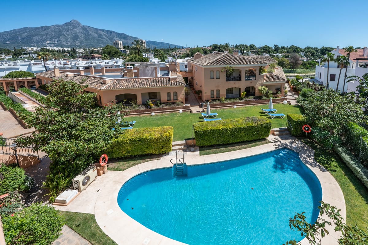 Walking distance to Puerto Banús modern 3-bedroom apartment with La Concha views