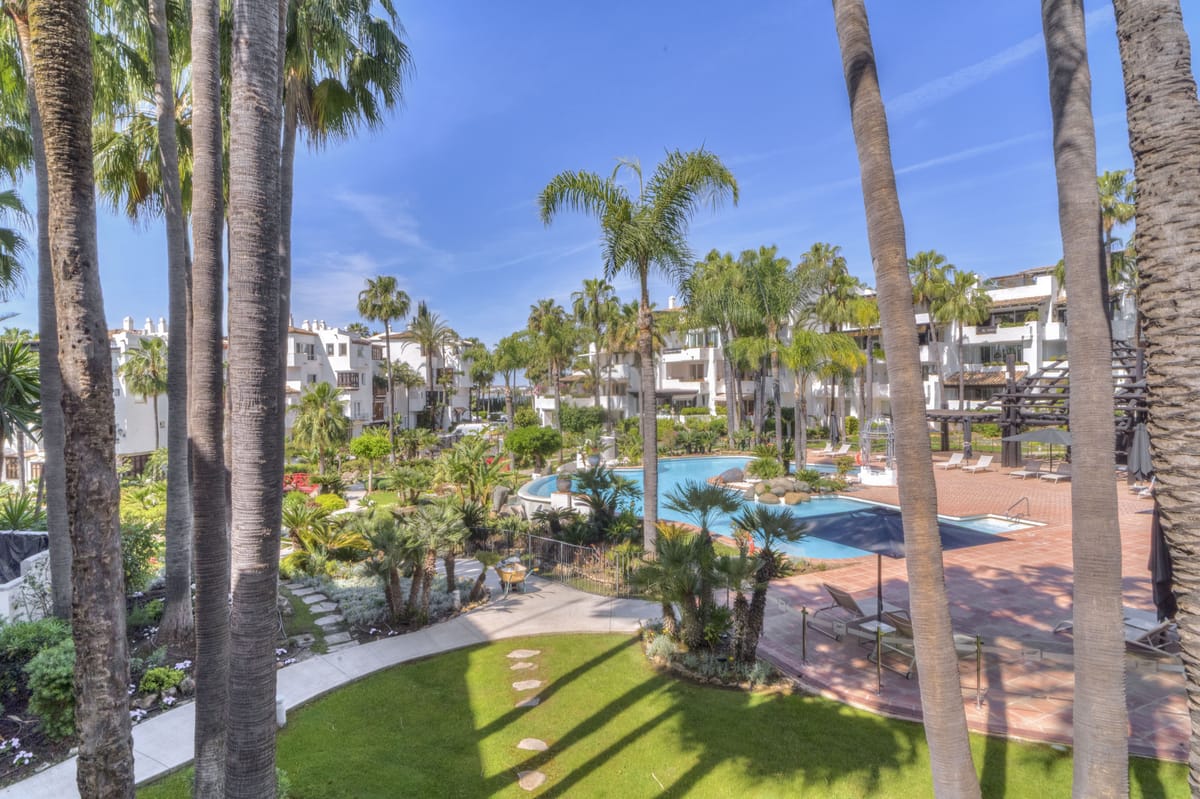 Elegantly Renovated 3-Bedroom Beach Apartment in Marina Puente Romano, Marbella Golden Mile