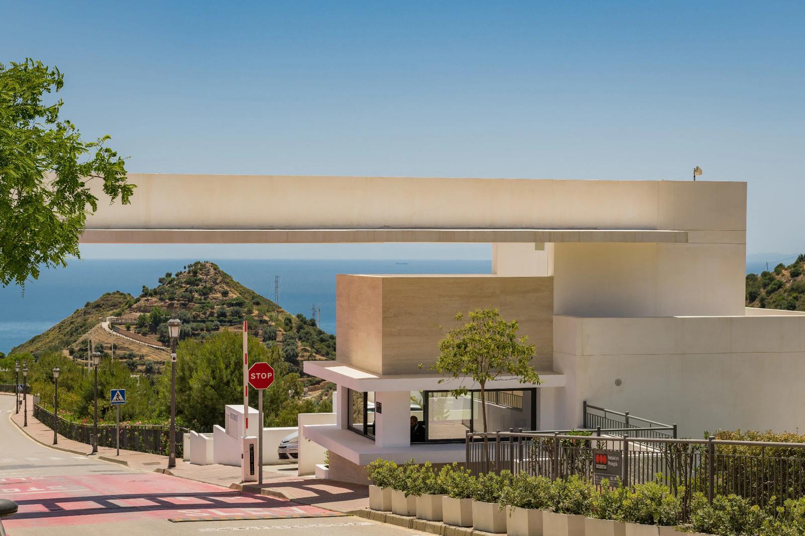 Luxury Apartments in Natural Setting · Photo 15