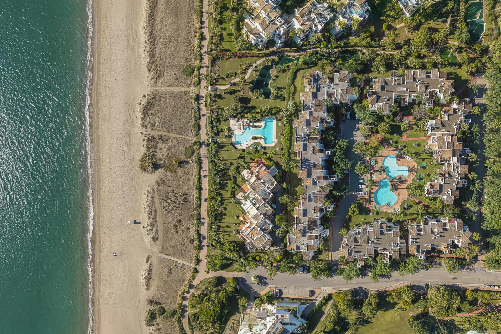 Beachfront Apartment with Private Garden · Photo 30