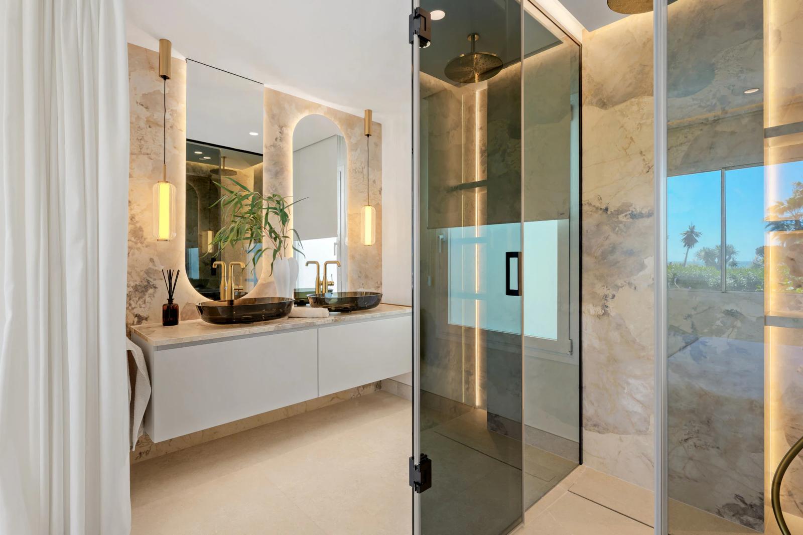 Beachfront Apartment with Private Garden · Photo 4
