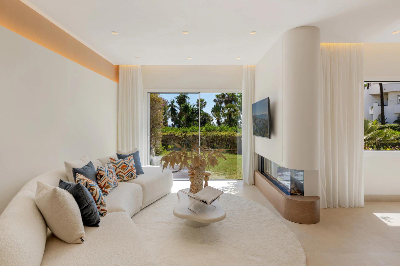 Beachfront Apartment with Private Garden · Photo 13
