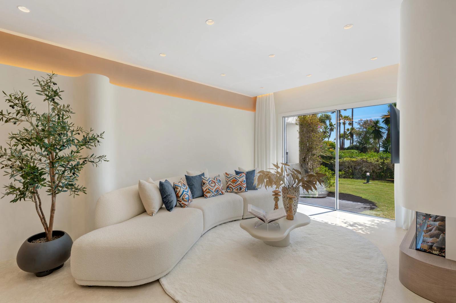 Beachfront Apartment with Private Garden · Photo 15