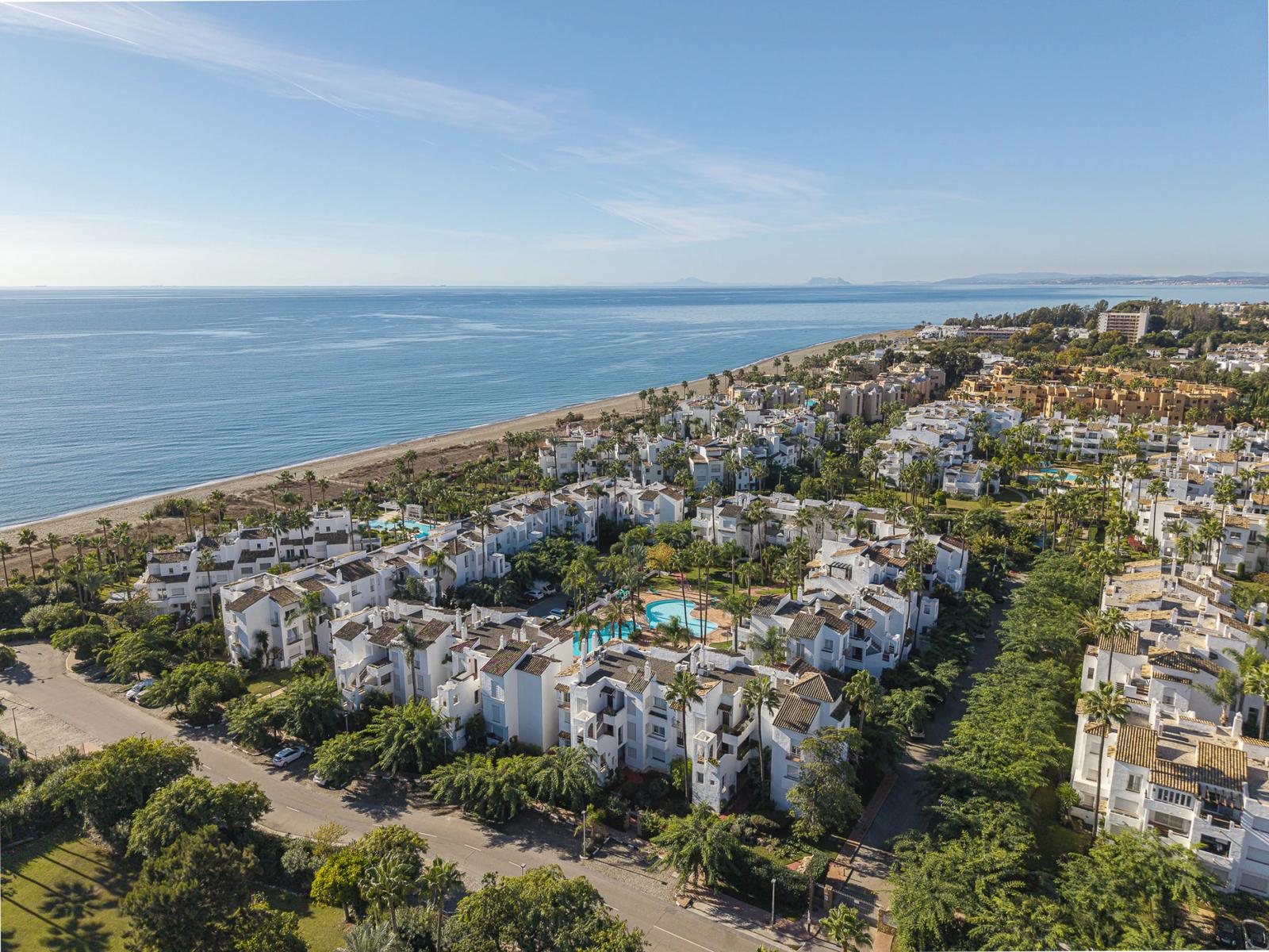 Beachfront Apartment with Private Garden · Photo 21