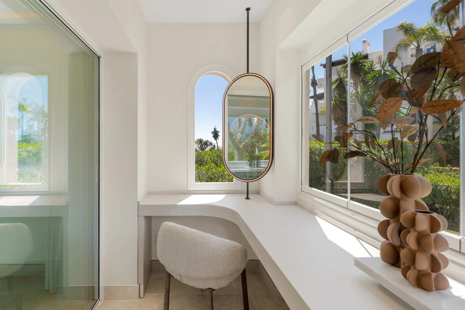 Beachfront Apartment with Private Garden · Photo 3