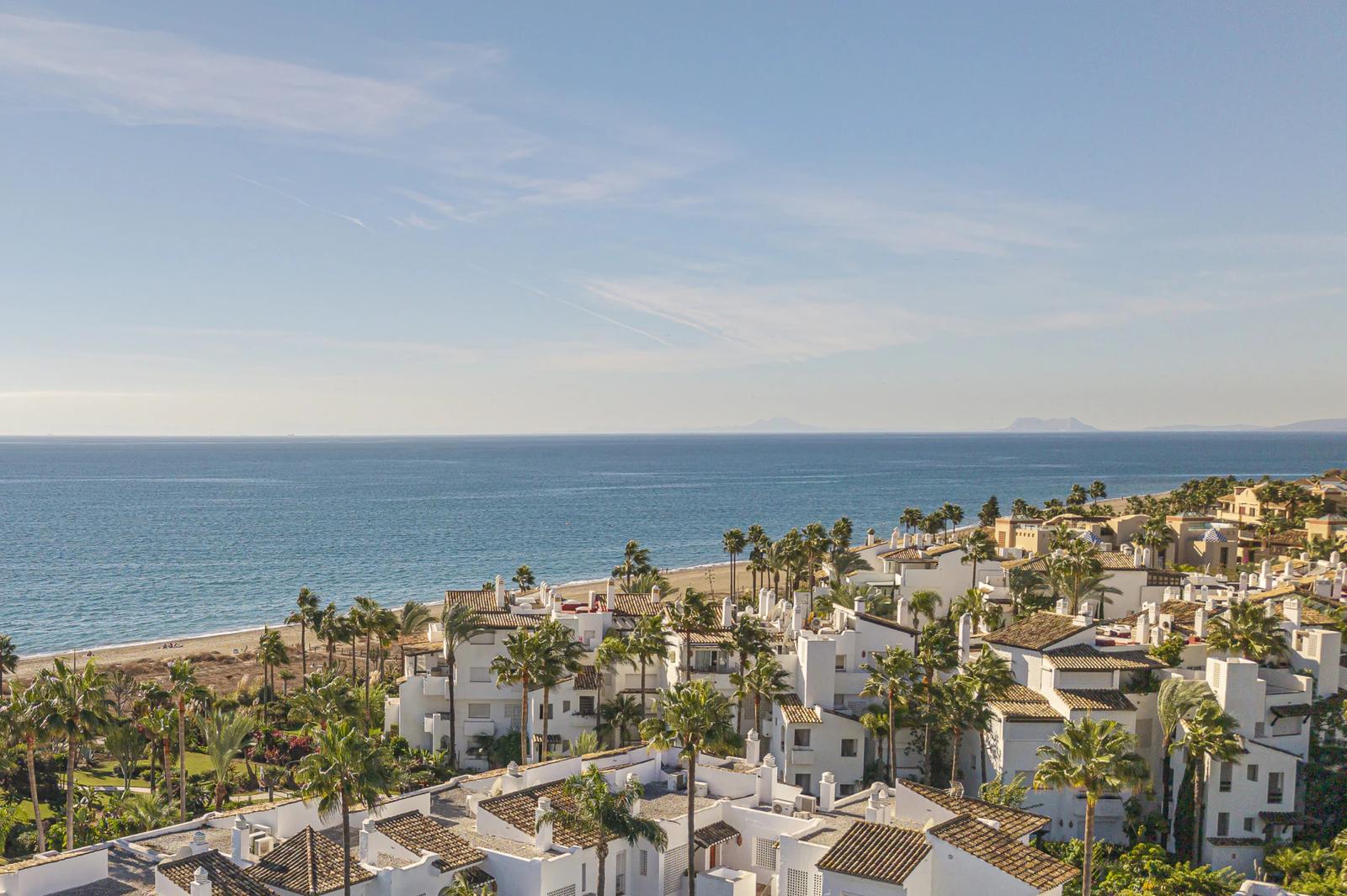 Beachfront Apartment with Private Garden · Photo 31
