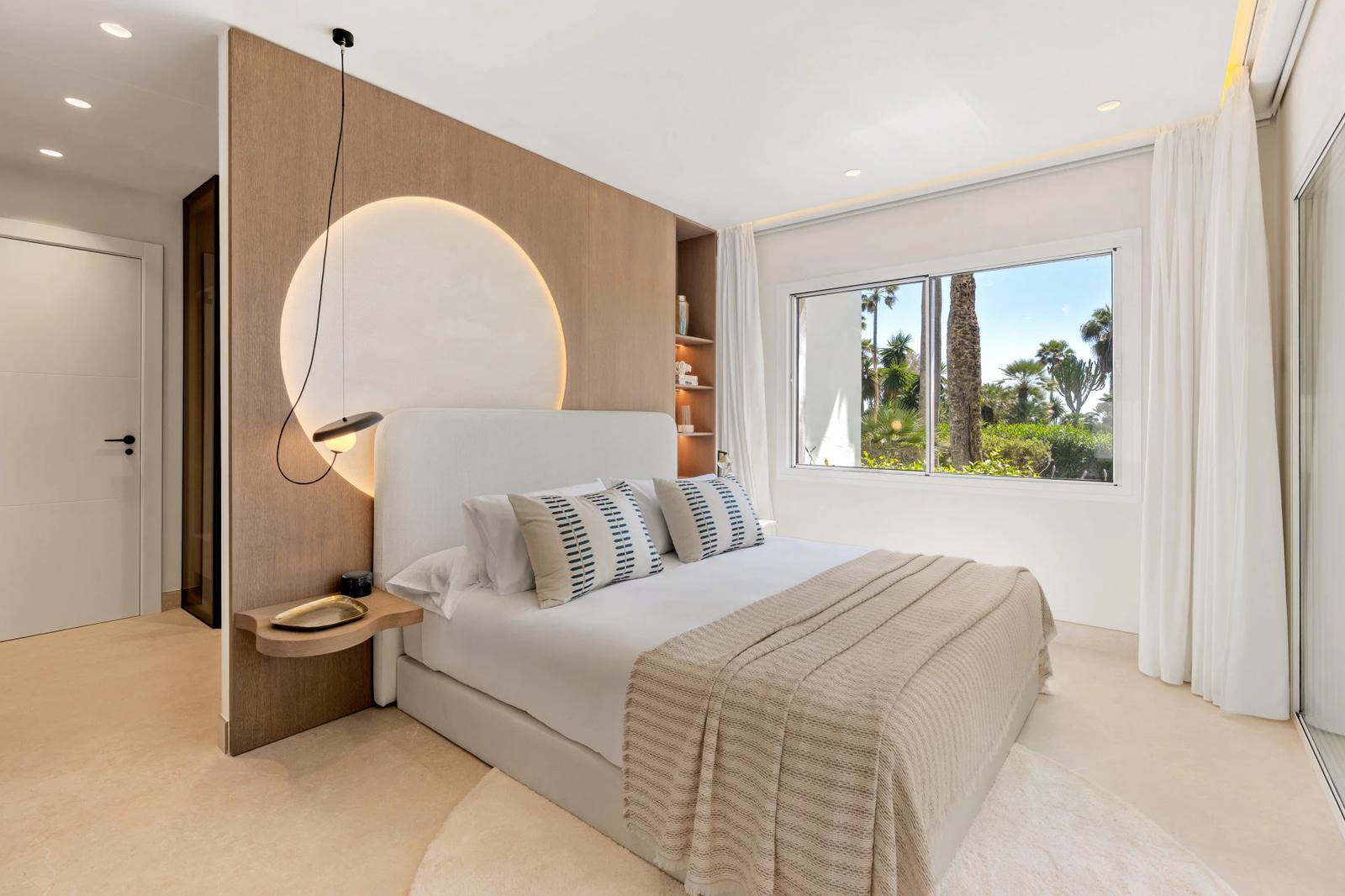 Beachfront Apartment with Private Garden · Photo 2