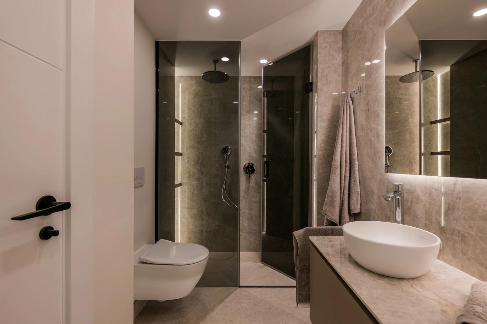 Beachfront Apartment with Private Garden · Photo 8