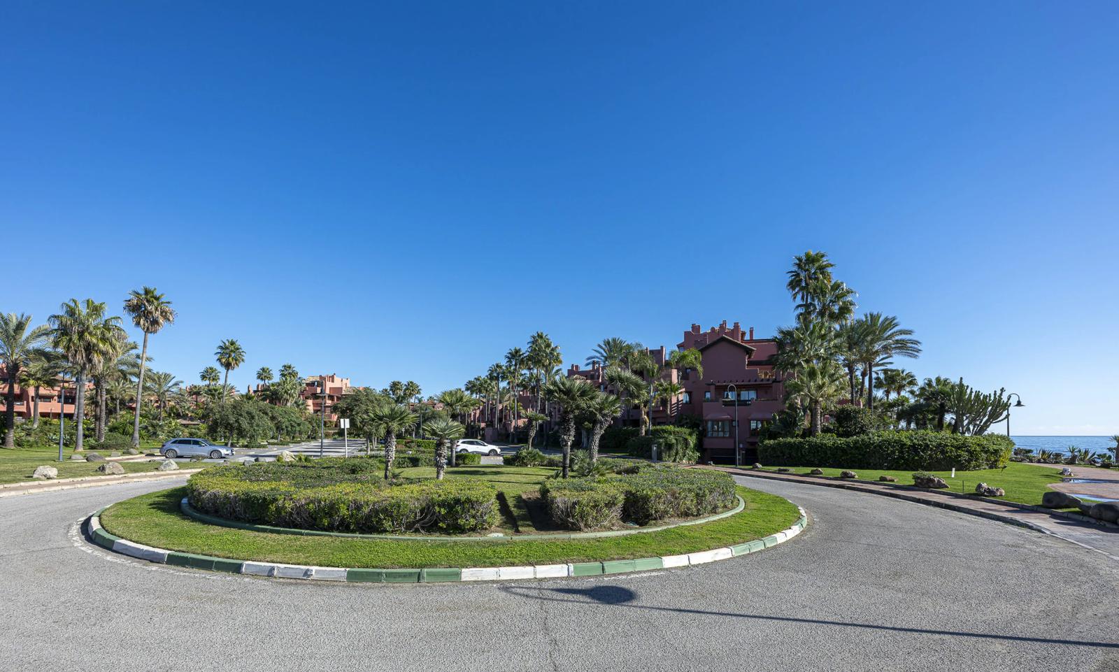 Beachfront Apartment with Direct Beach Access · Photo 55