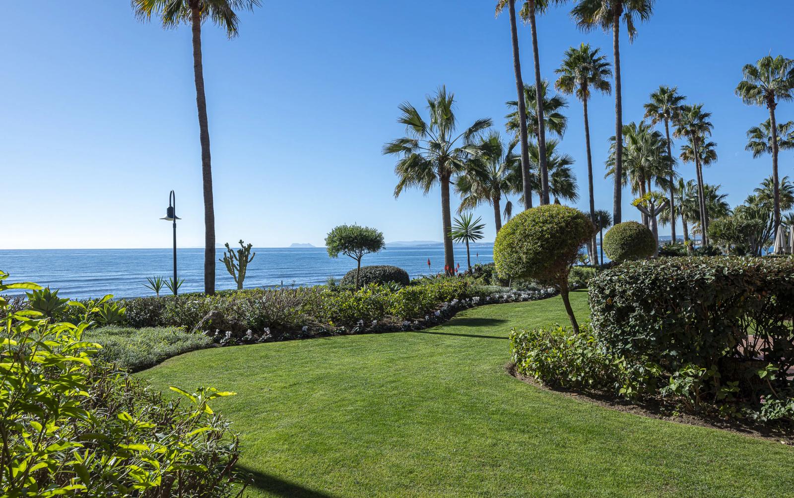 Beachfront Apartment with Direct Beach Access · Photo 2