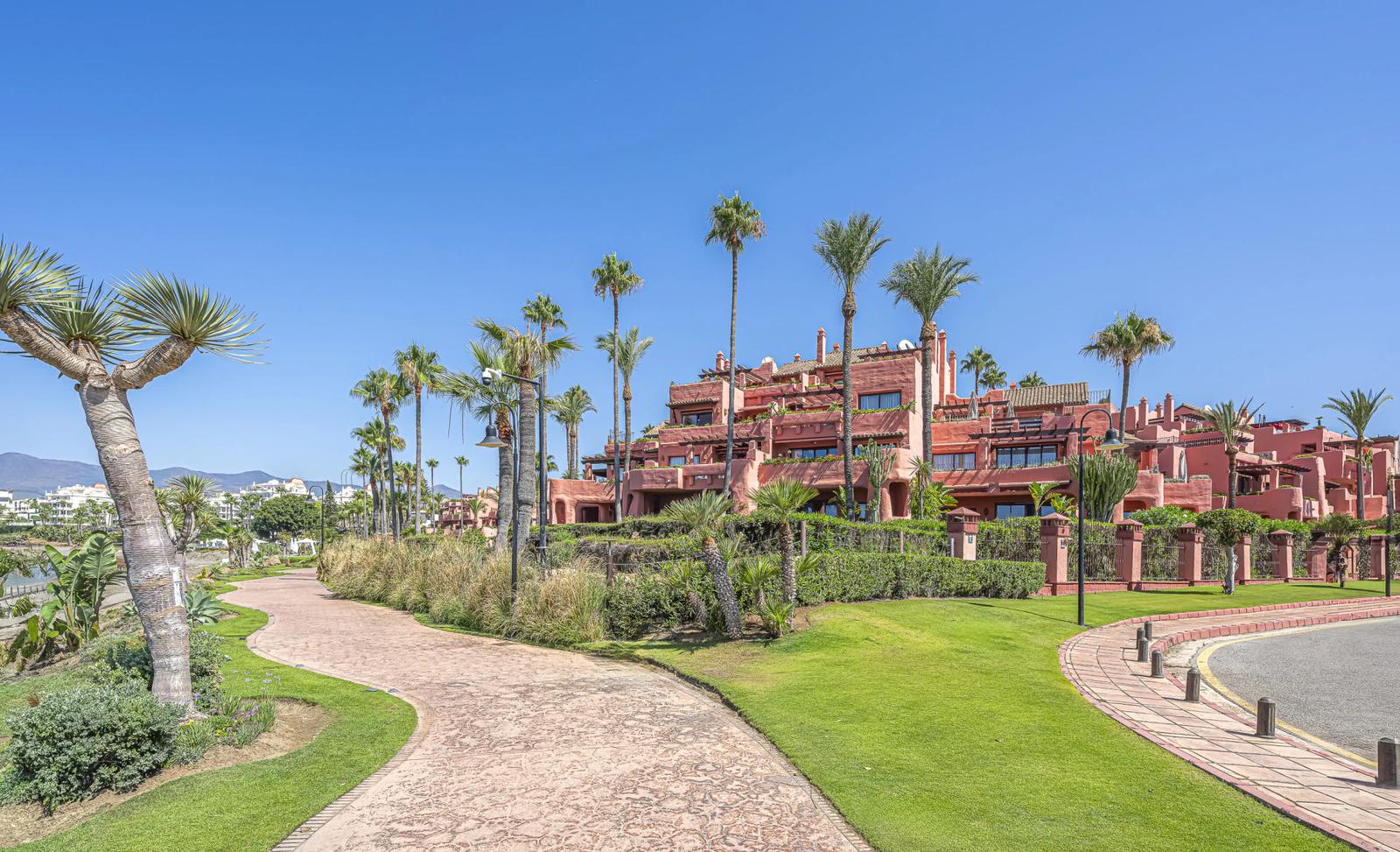 Beachfront Apartment with Direct Beach Access · Photo 34