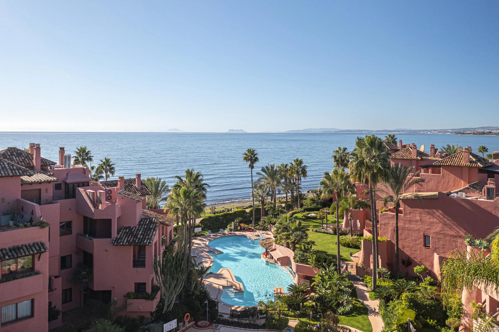 Beachfront Apartment with Direct Beach Access · Photo 3