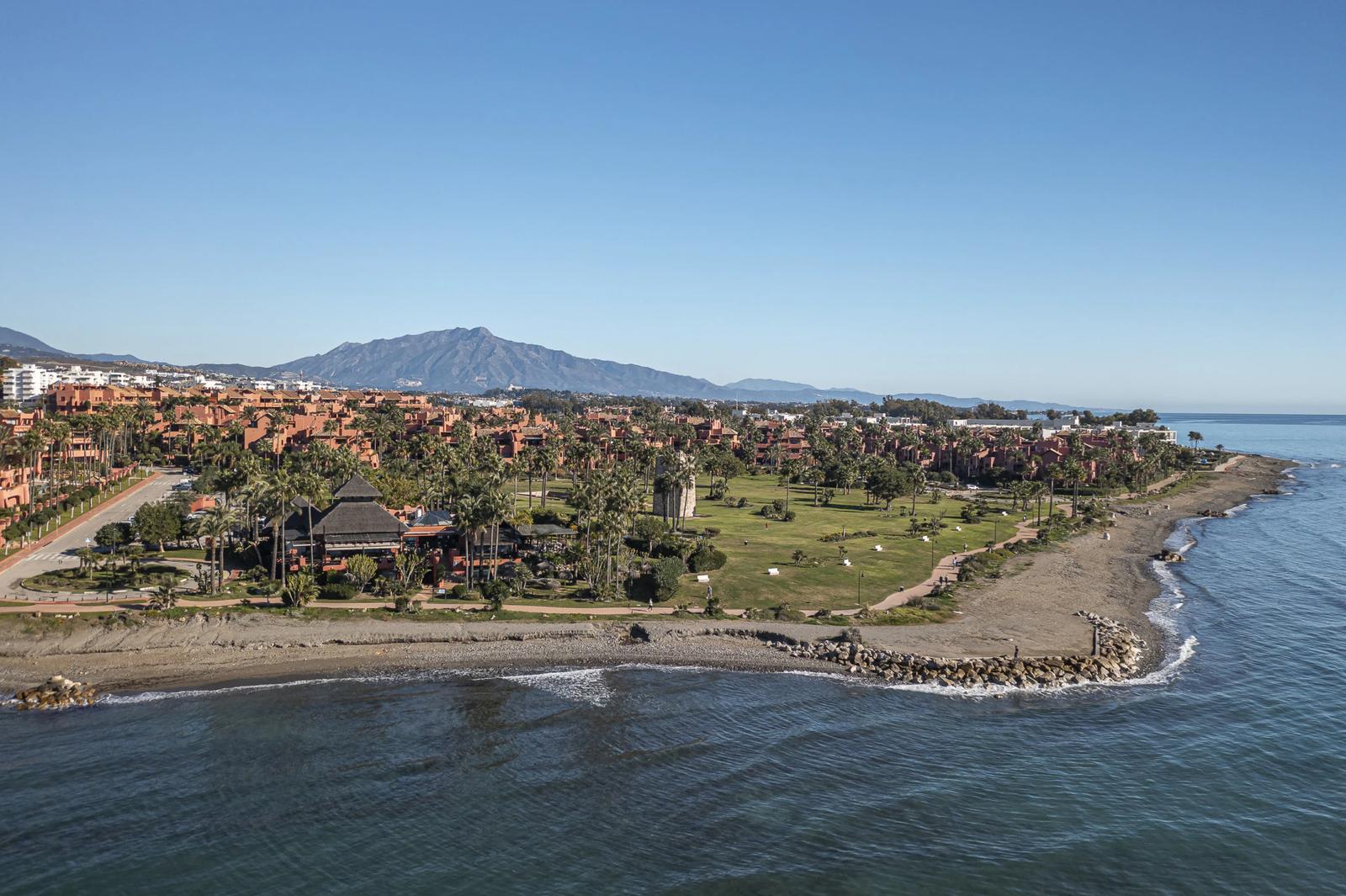 Beachfront Apartment with Direct Beach Access · Photo 35