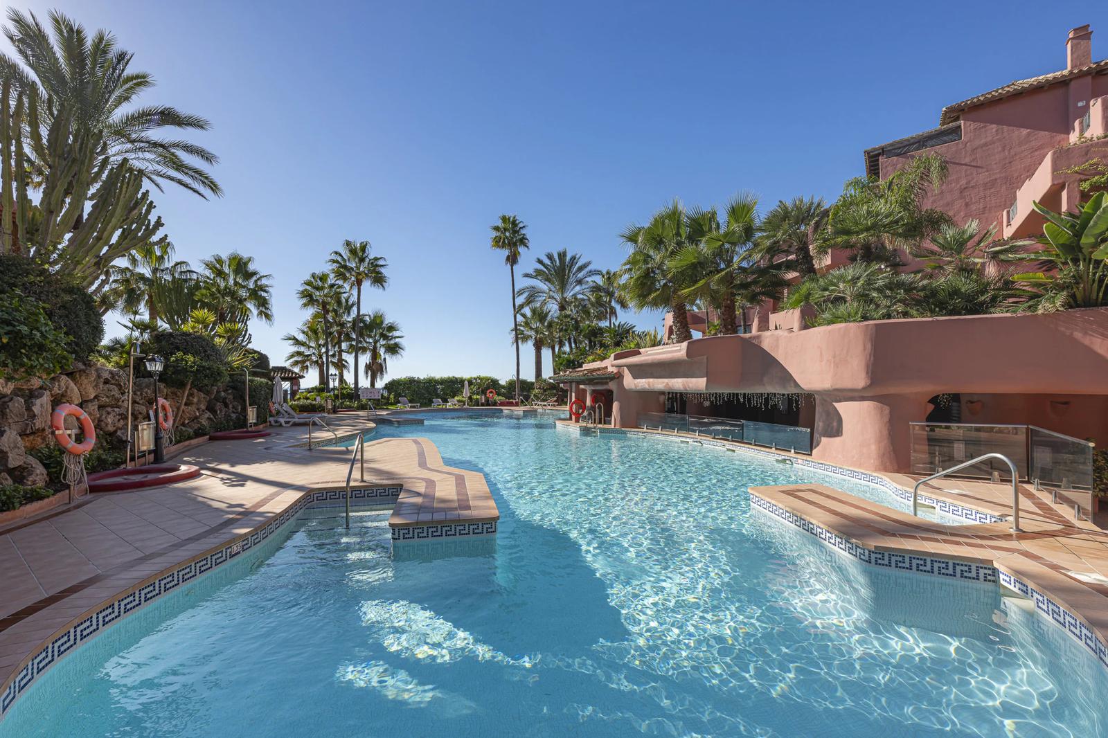 Beachfront Apartment with Direct Beach Access · Photo 22