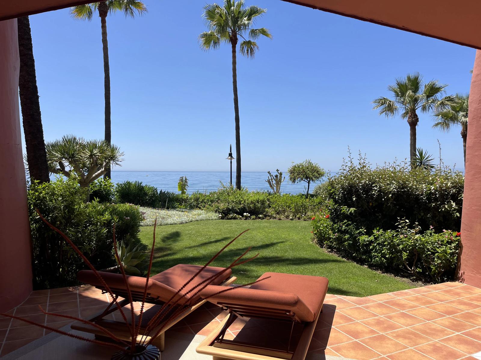 Beachfront Apartment with Direct Beach Access · Photo 57