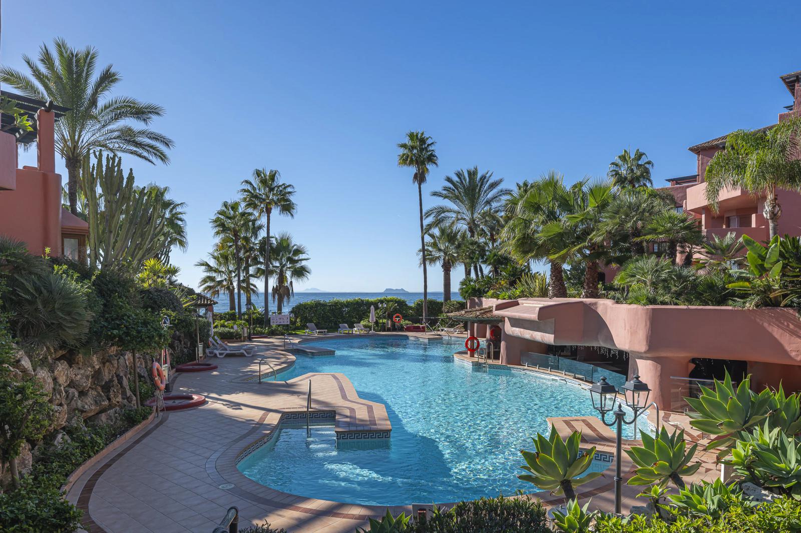 Beachfront Apartment with Direct Beach Access · Photo 21