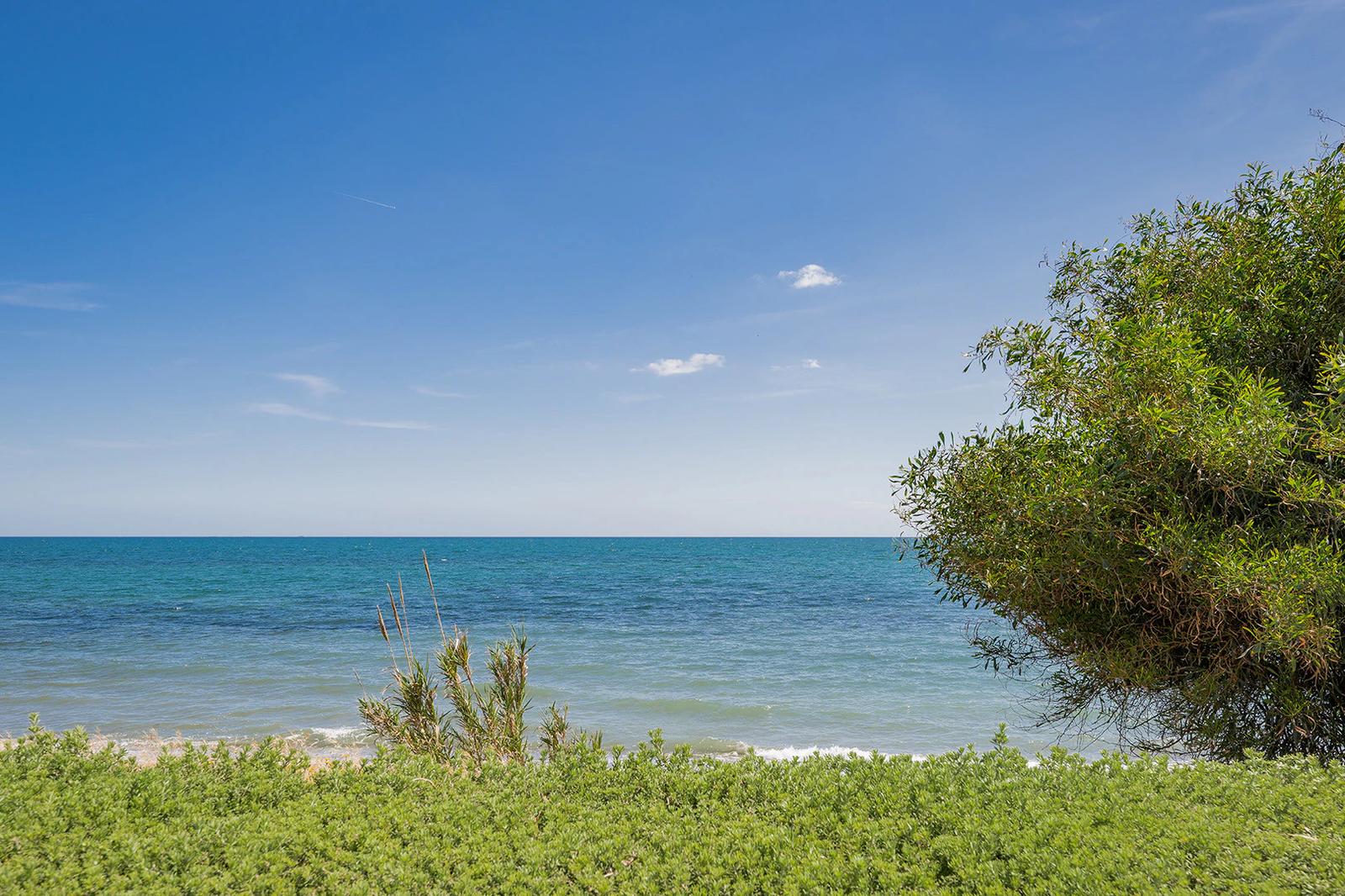 Frontline Beach Apartment with Large Terrace · Photo 12