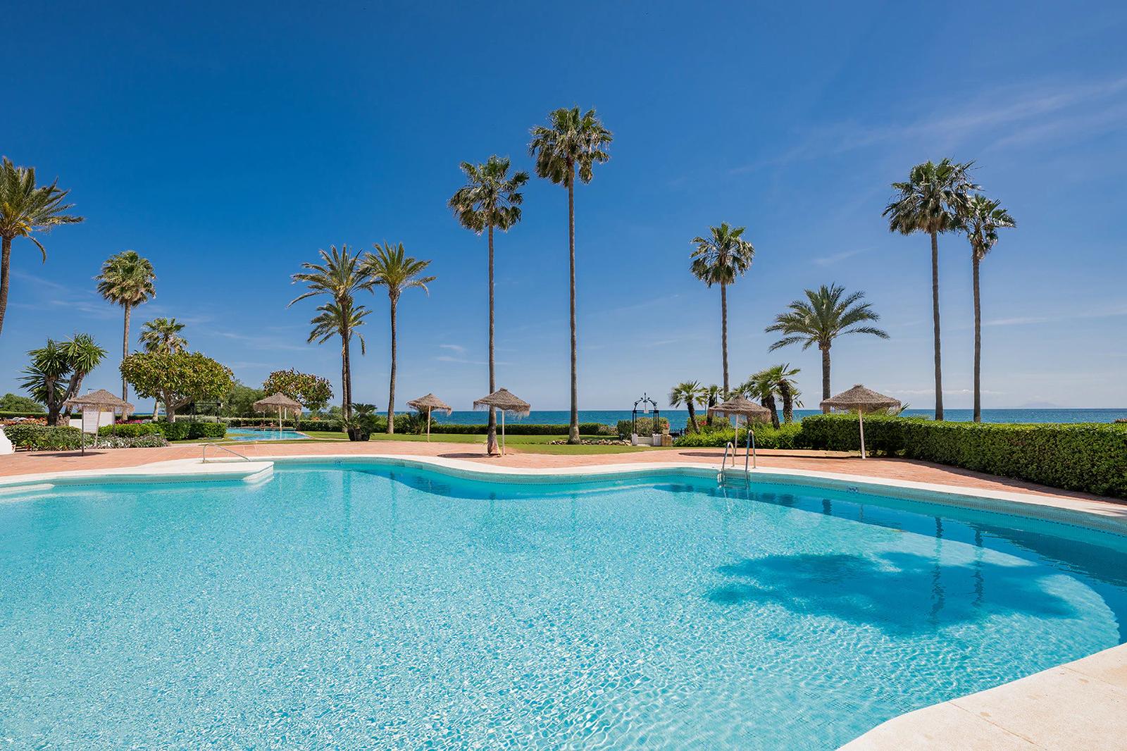 Frontline Beach Apartment with Large Terrace · Photo 15
