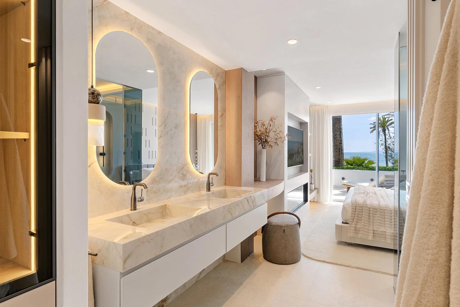 Frontline Beach Apartment with Large Terrace · Photo 26
