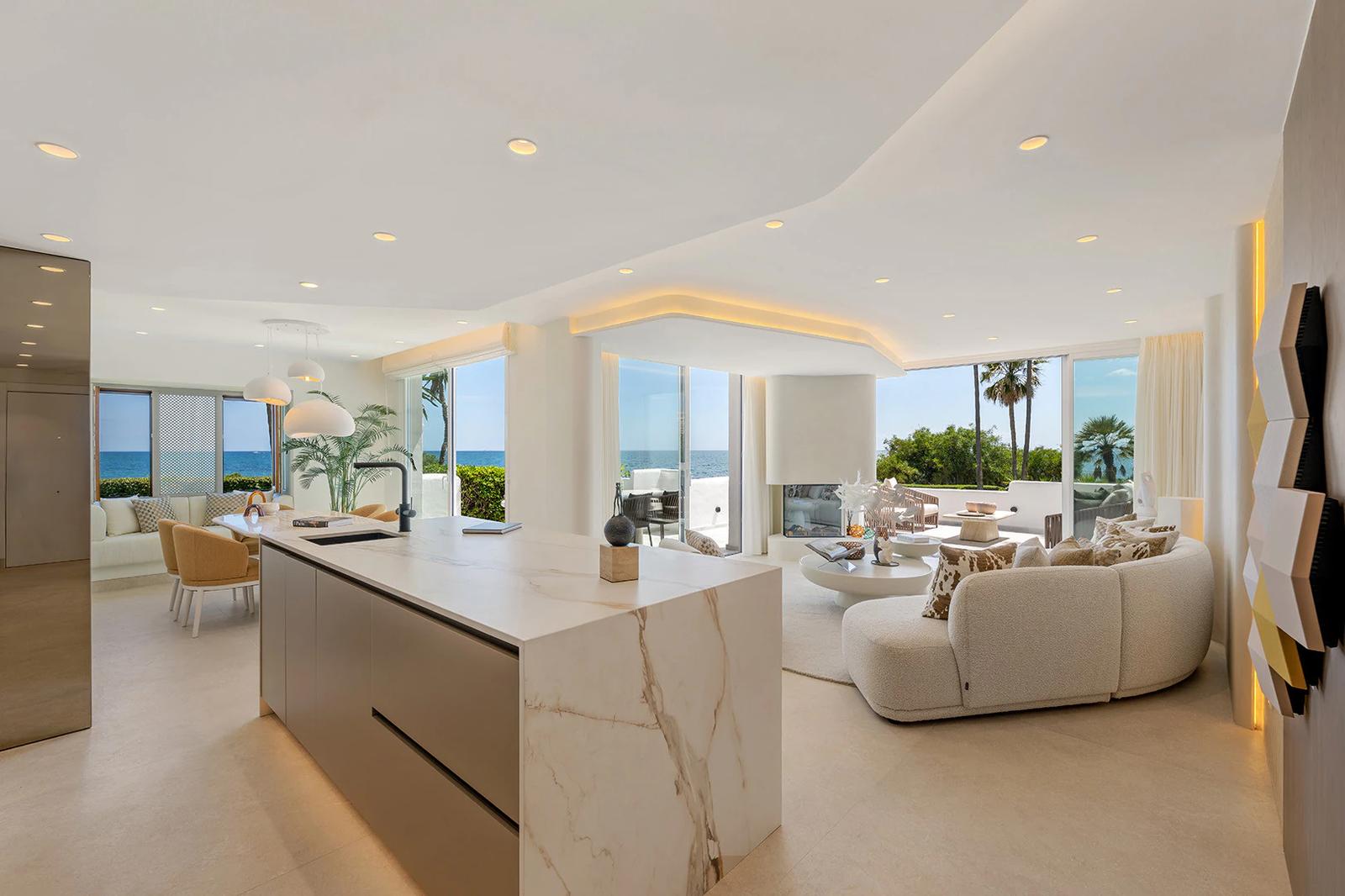 Frontline Beach Apartment with Large Terrace · Photo 22