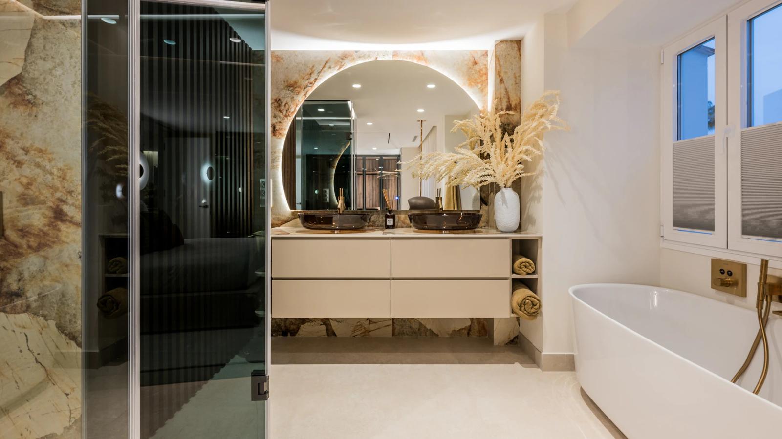 Beachfront Apartment with Sea Views · Photo 35