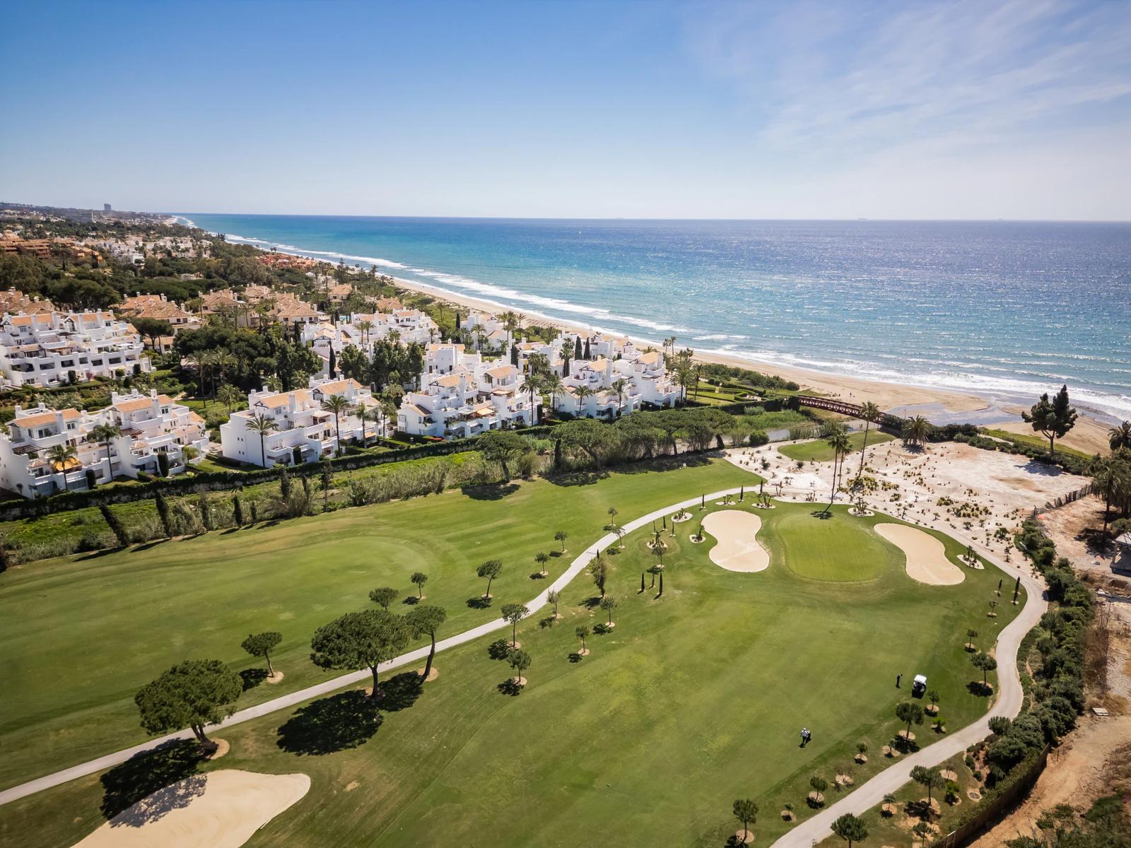 Beachfront Apartment with Sea Views · Photo 3
