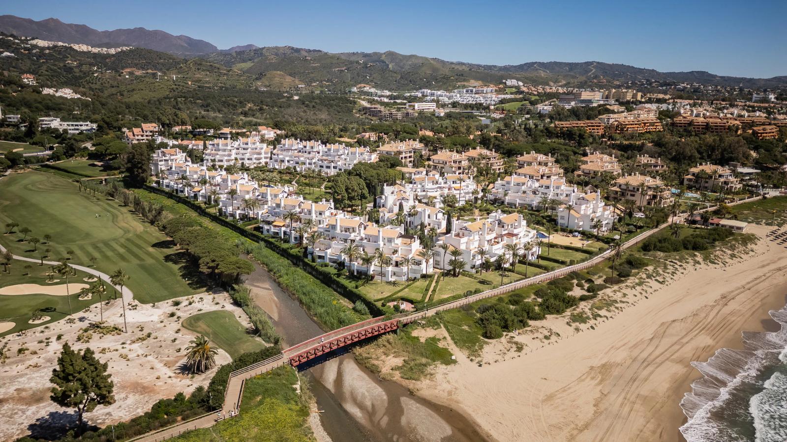 Beachfront Apartment with Sea Views · Photo 2