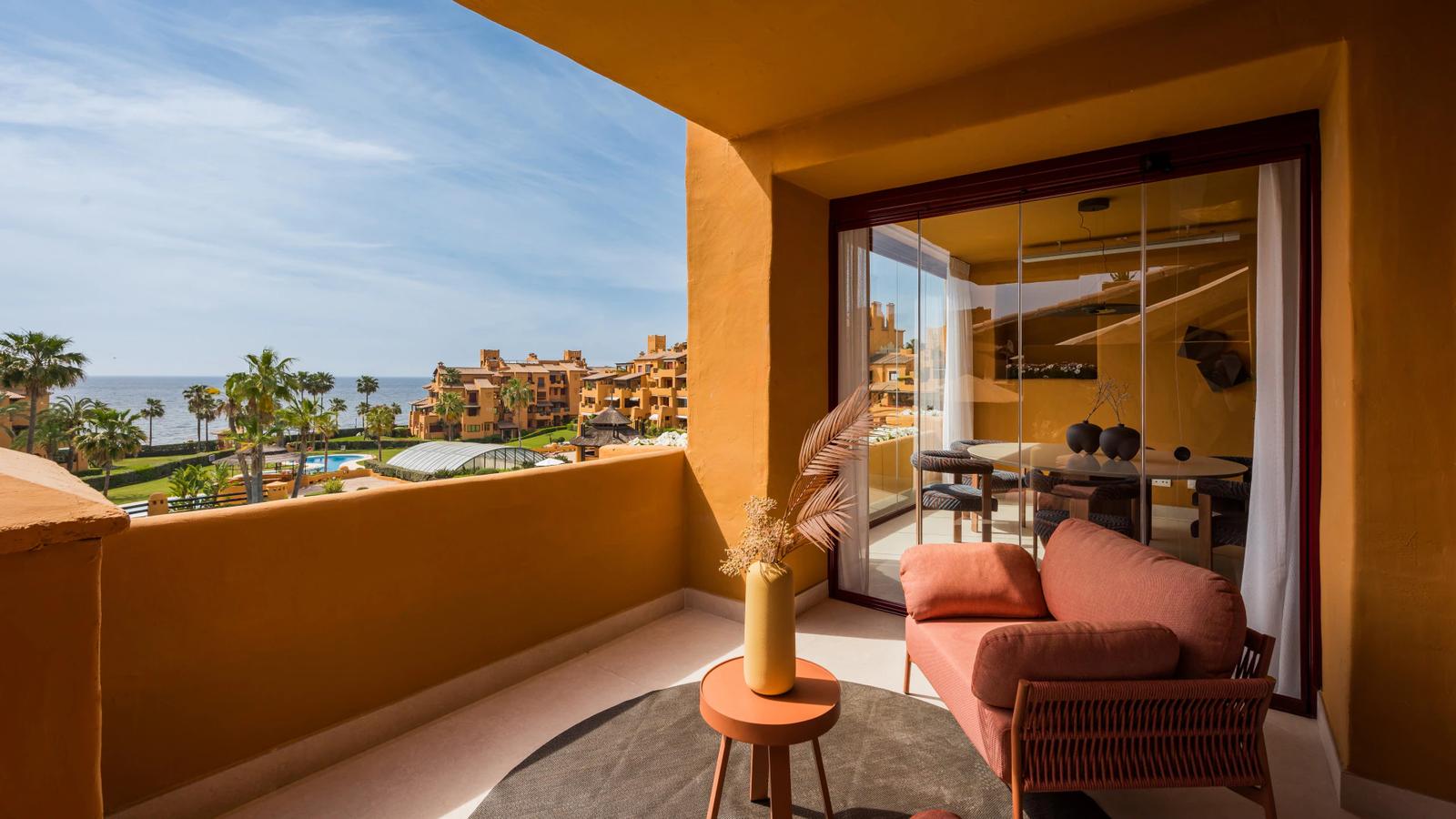 Luxury Beachfront Apartment · Photo 3