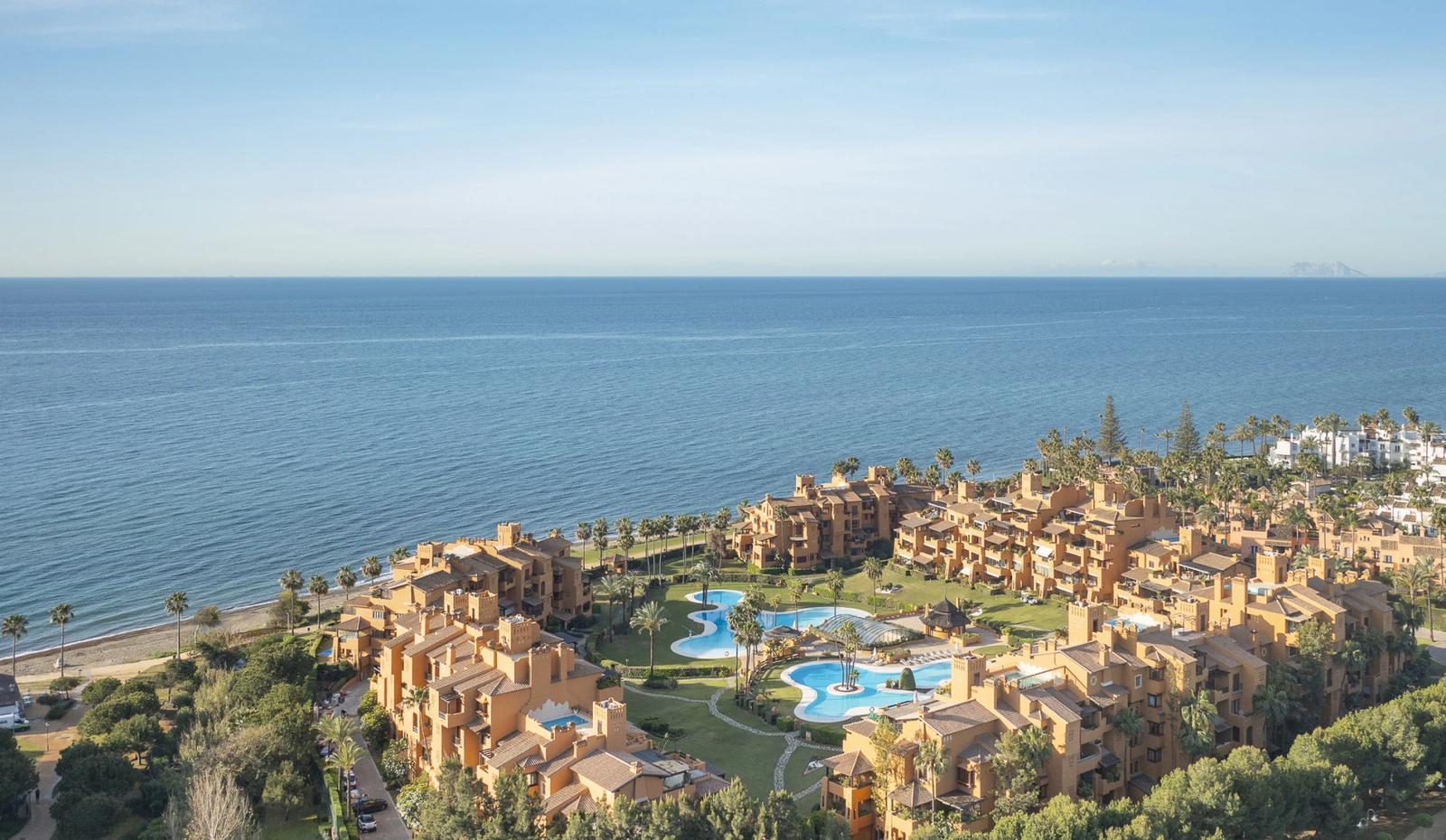 Luxury Beachfront Apartment · Photo 2