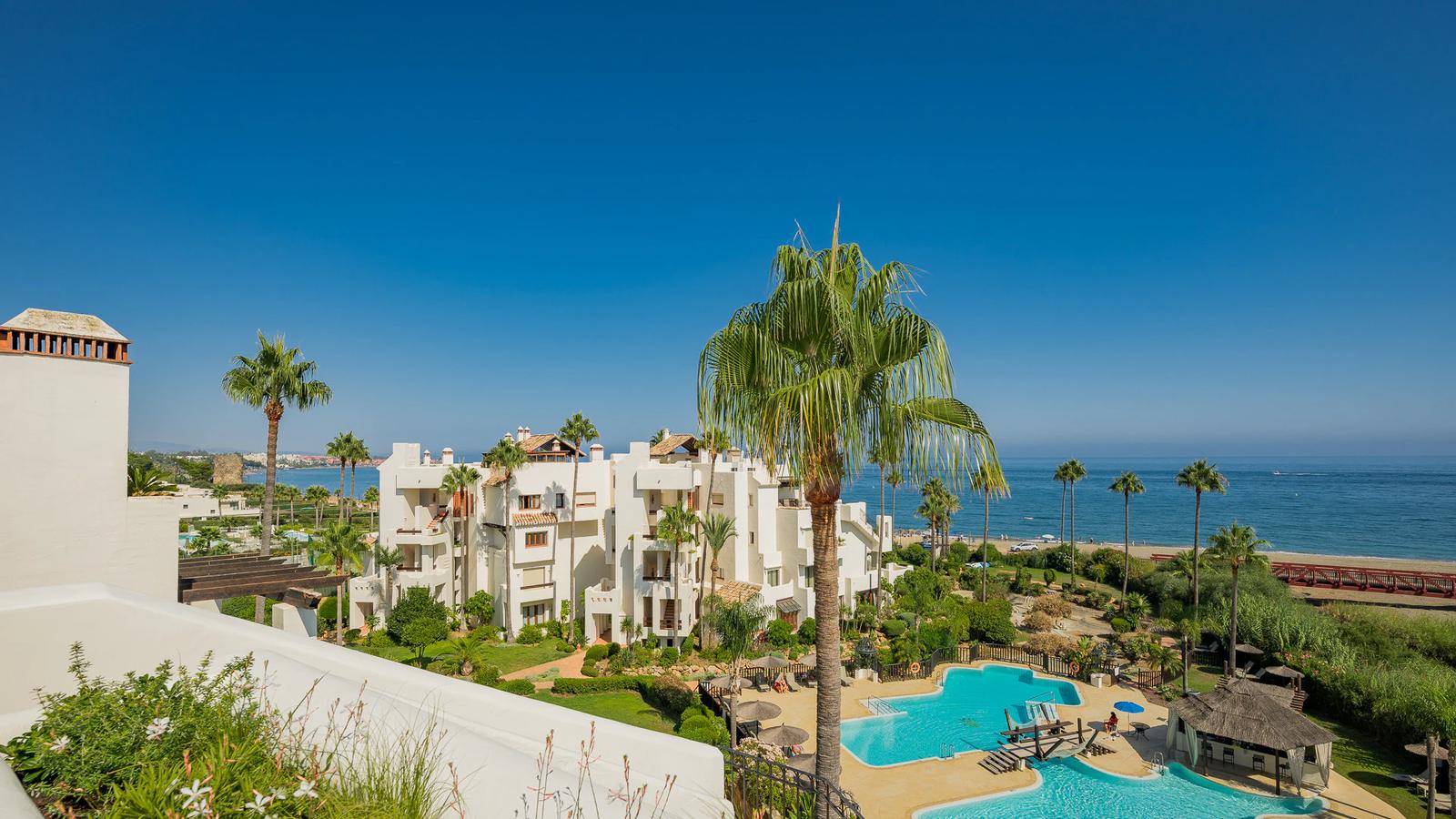 Beachfront Penthouse with Rooftop Terrace · Photo 23