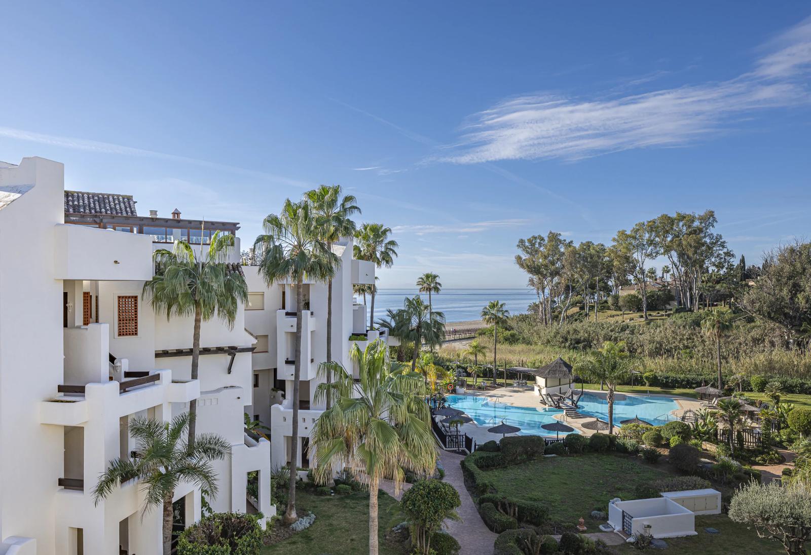 Renovated Beachfront Apartment · Photo 2