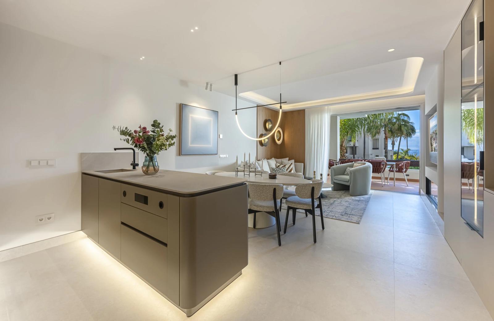 Renovated Beachfront Apartment with Sea Views · Photo 46