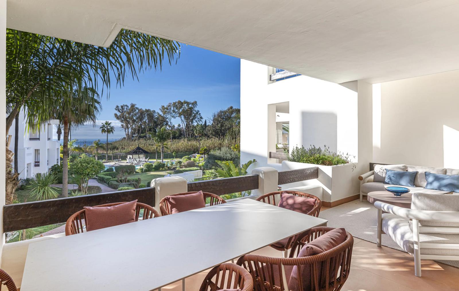 Renovated Beachfront Apartment with Sea Views · Photo 25
