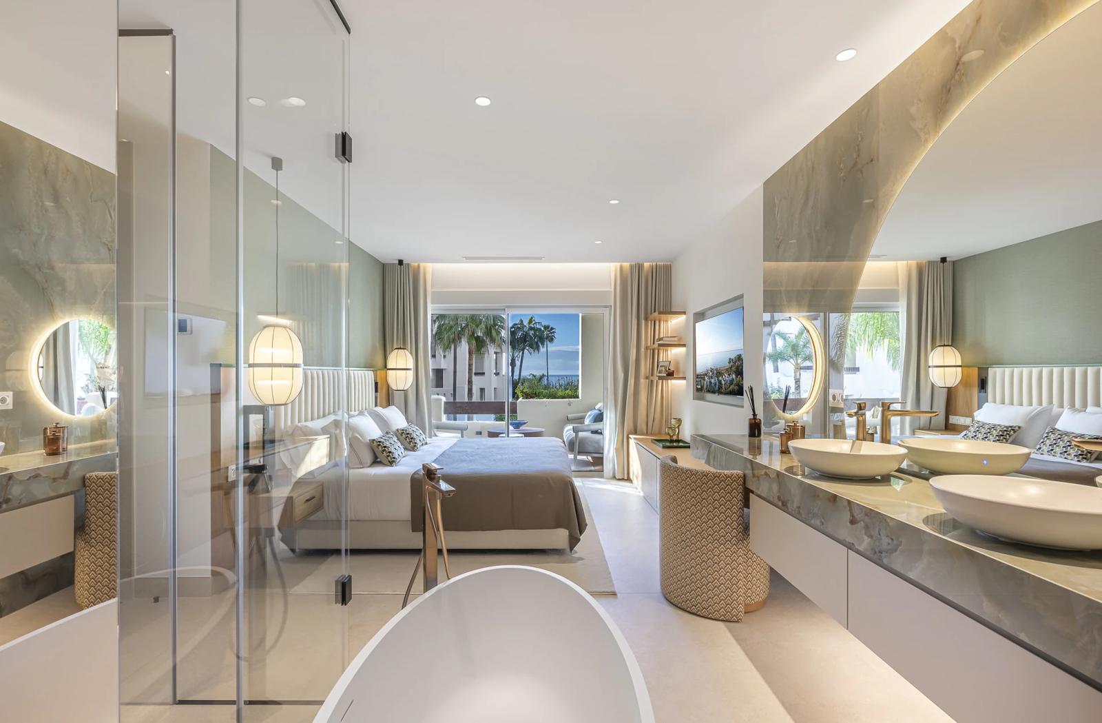 Renovated Beachfront Apartment with Sea Views · Photo 35