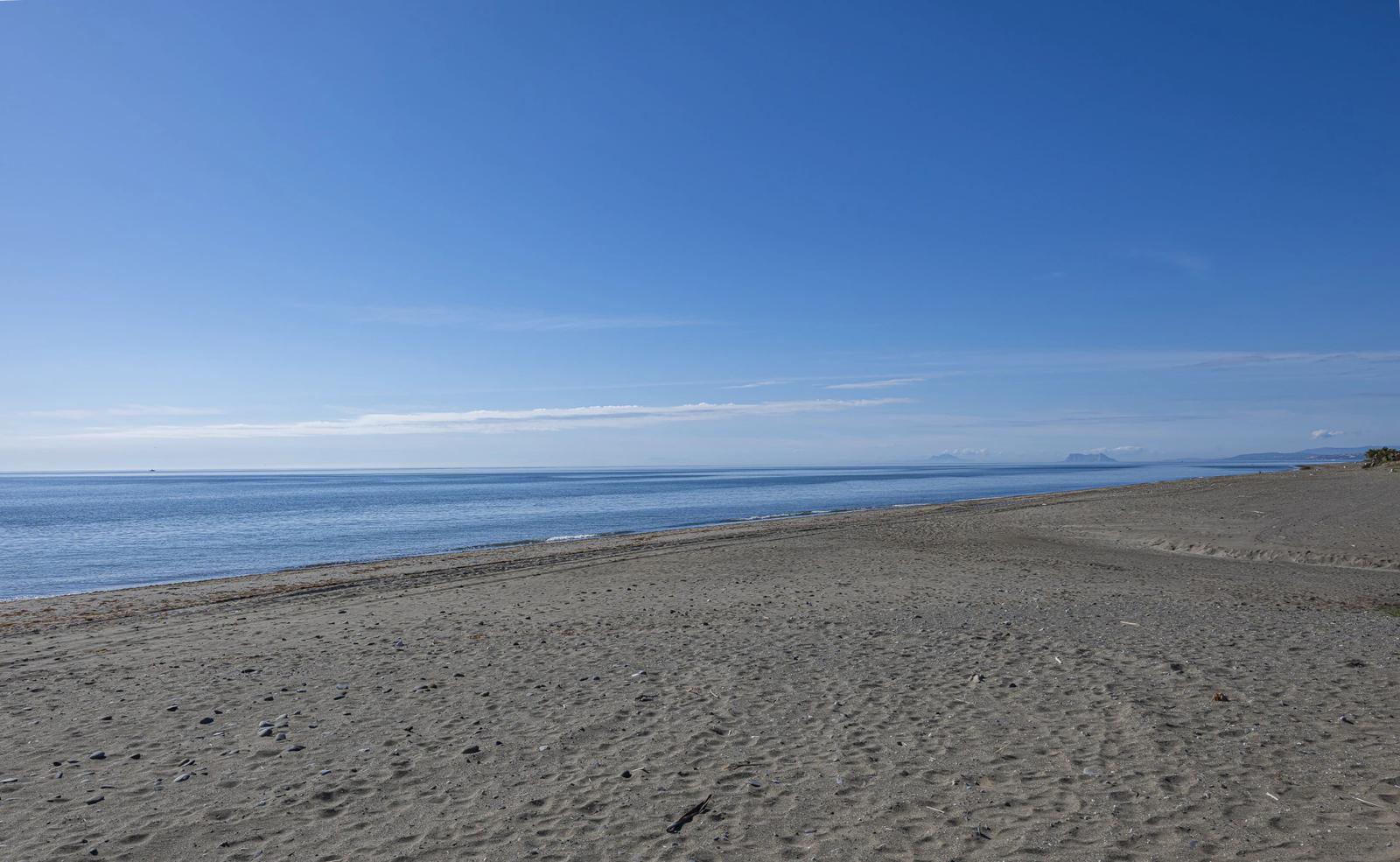 Renovated Beachfront Apartment with Sea Views · Photo 7