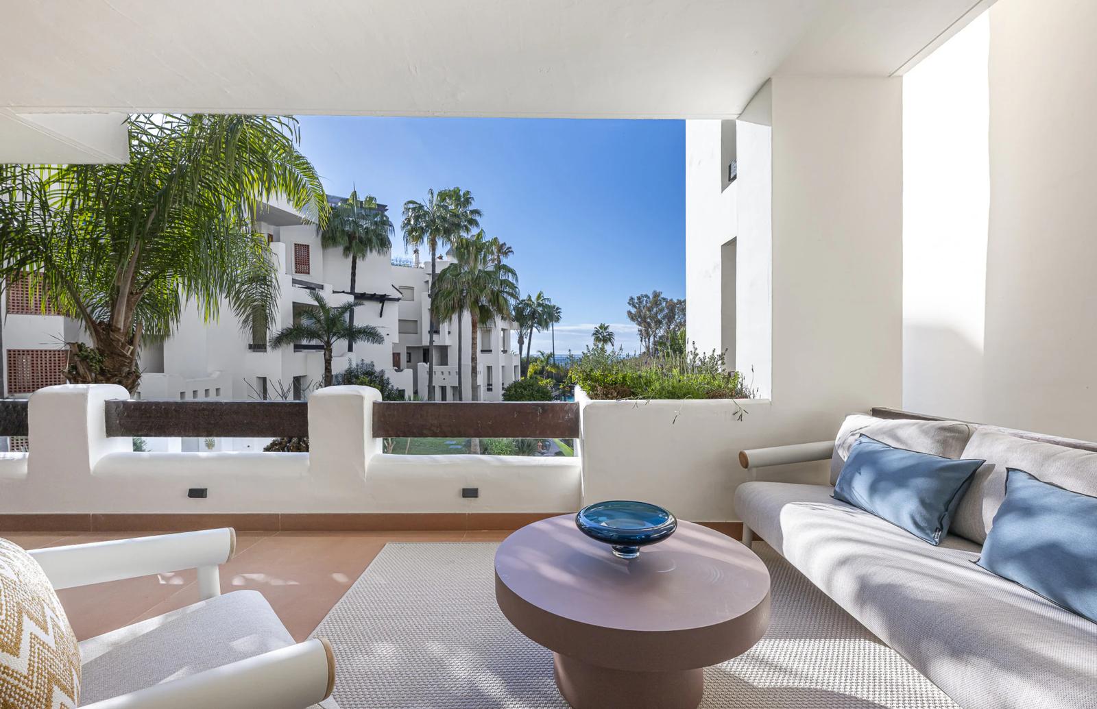 Renovated Beachfront Apartment with Sea Views · Photo 40