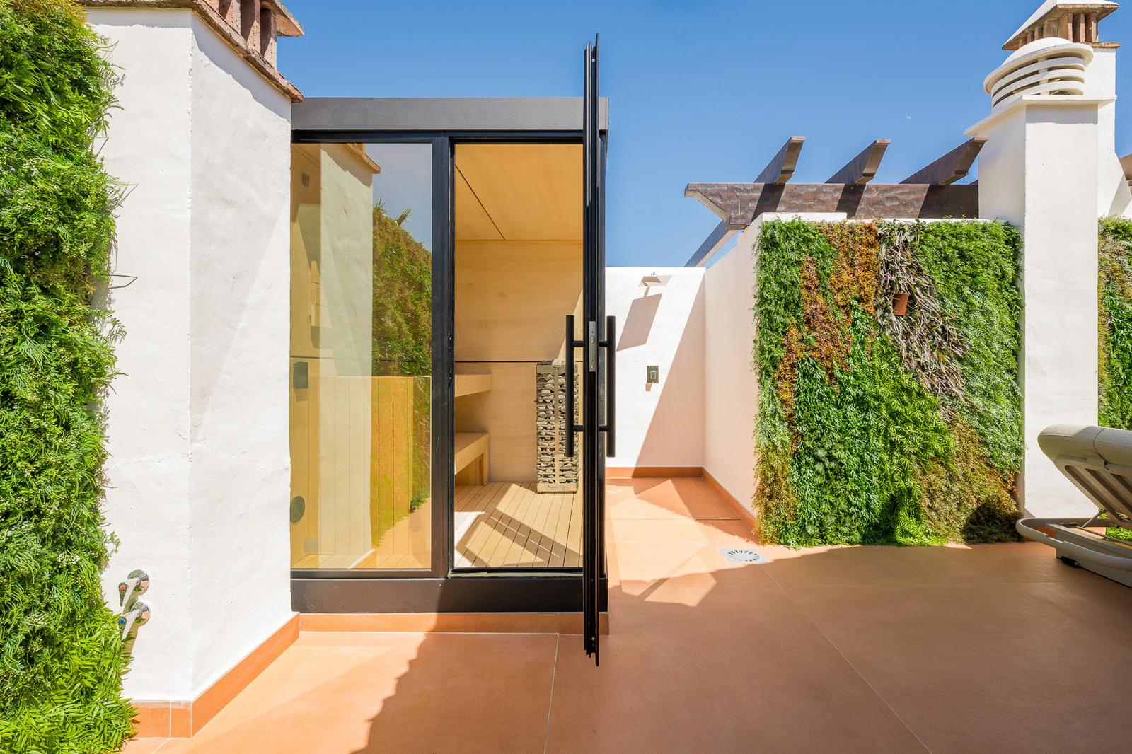 Beachfront Penthouse with Rooftop Terrace · Photo 39