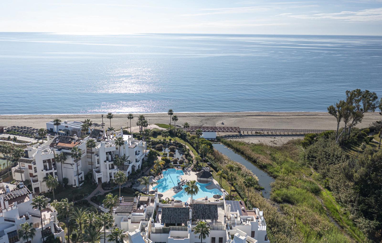 Beachfront Penthouse with Rooftop Terrace · Photo 26