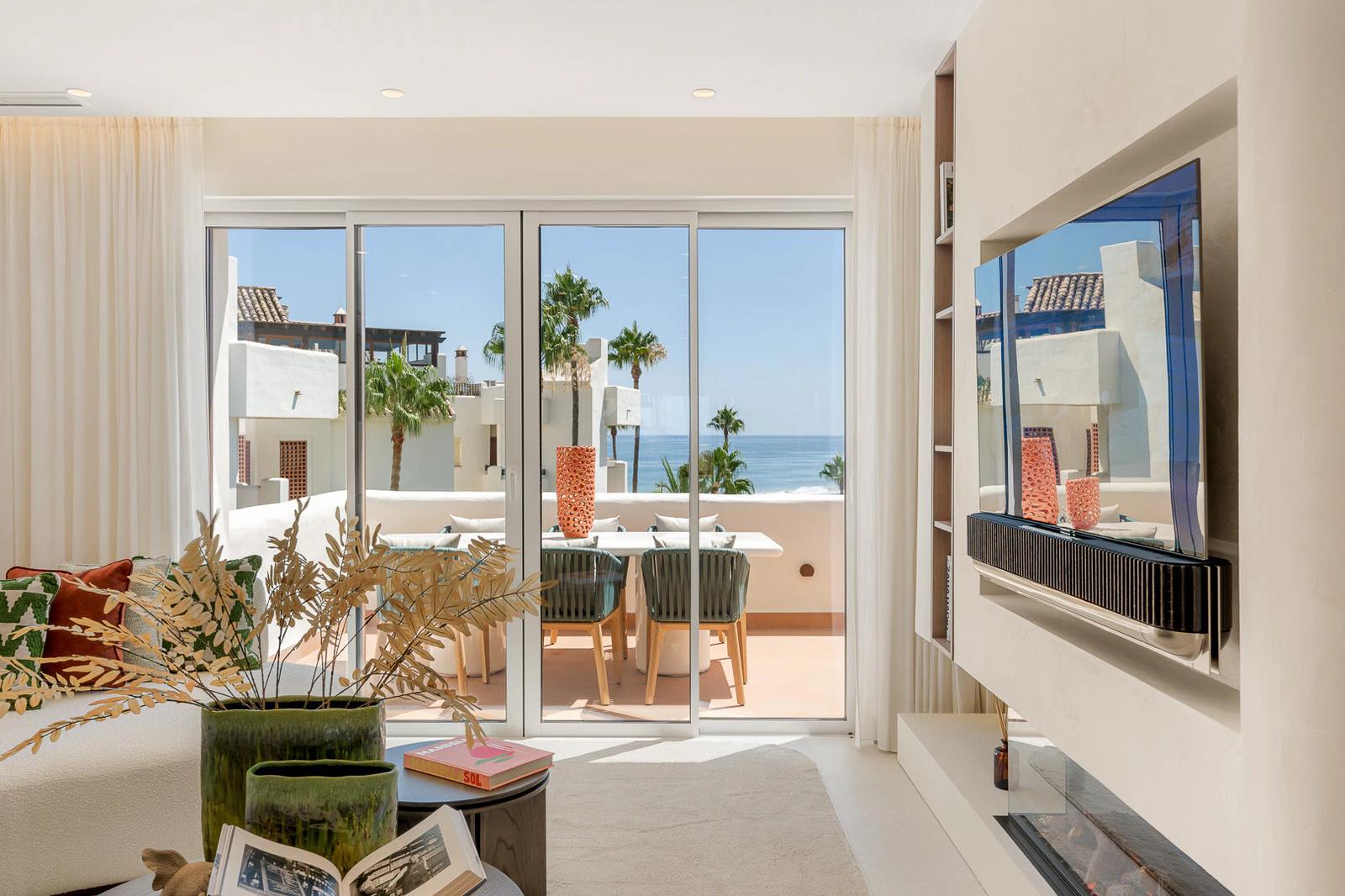 Beachfront Penthouse with Rooftop Terrace · Photo 43