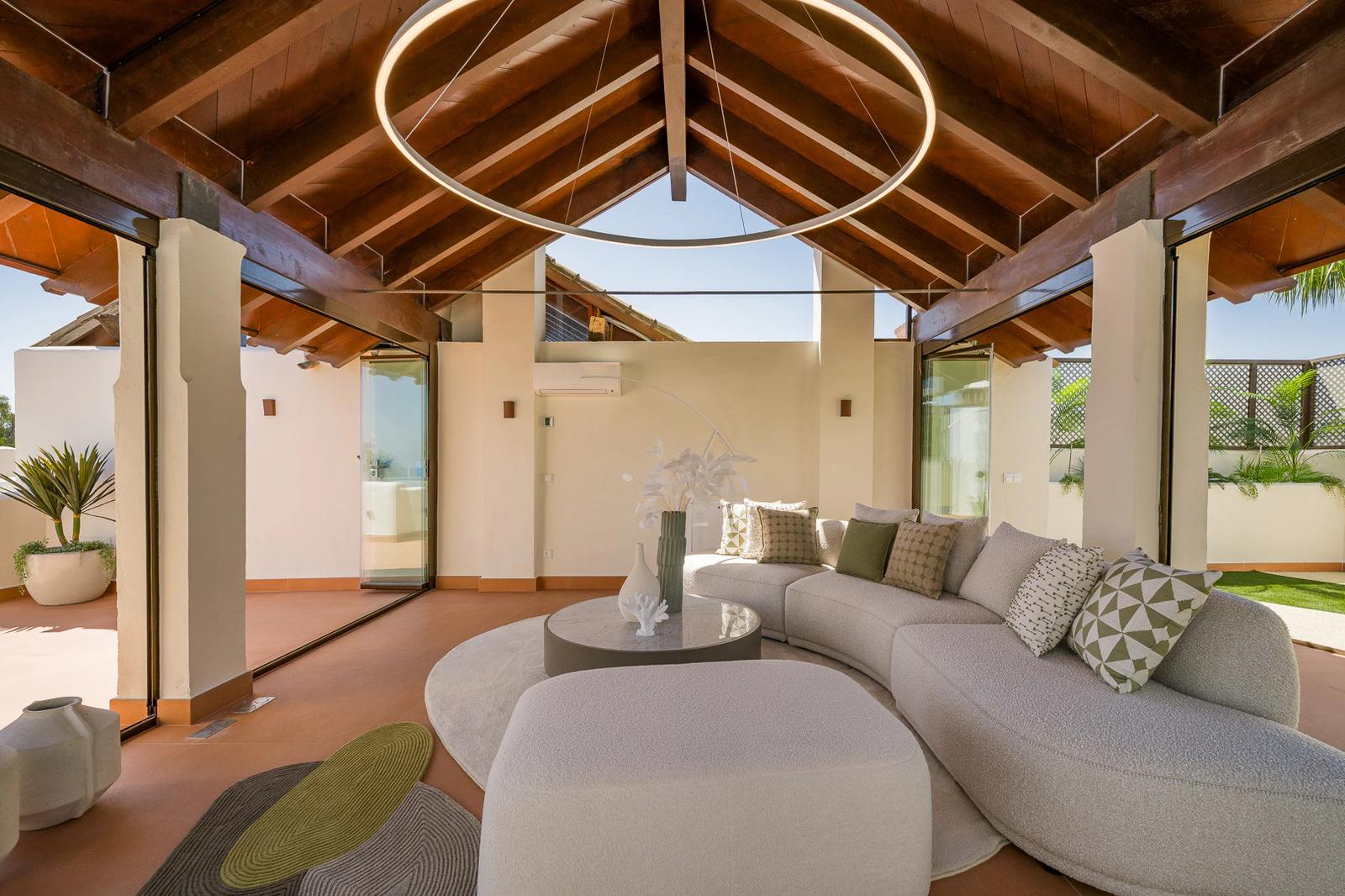 Beachfront Penthouse with Rooftop Terrace · Photo 38