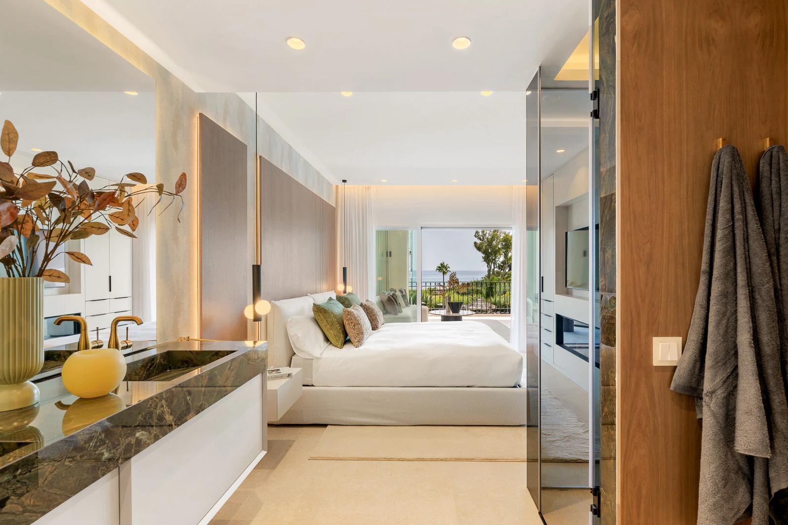 Renovated Beachfront Apartment · Photo 31