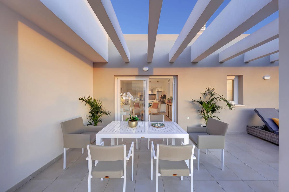 Rooftop Pool Apartments · Photo 9