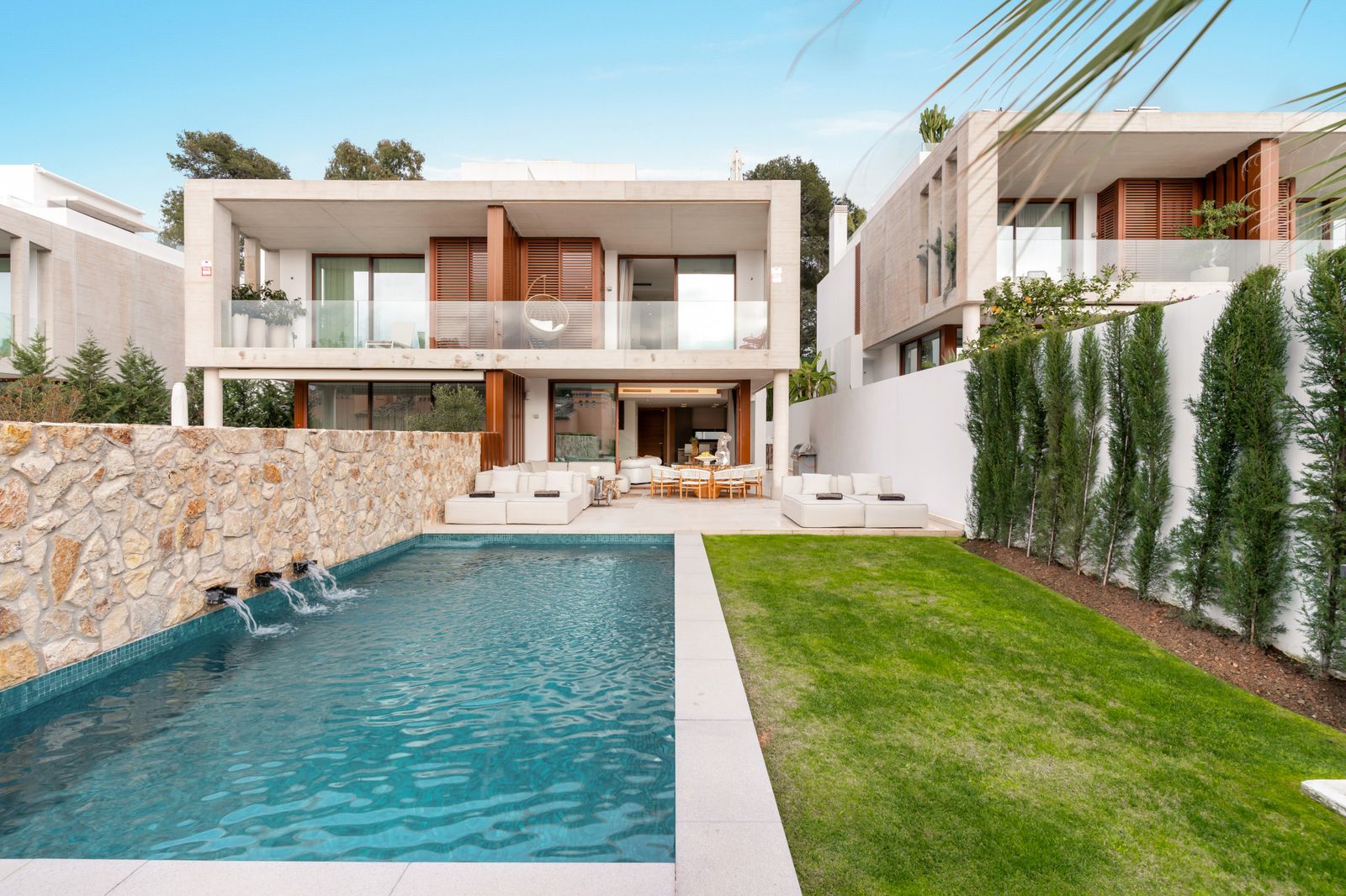 EXCLUSIVE VILLA WITH PRIVATE POOL, JACUZZI & OUTDOOR CINEMA ON MARBELLA’S GOLDEN MILE