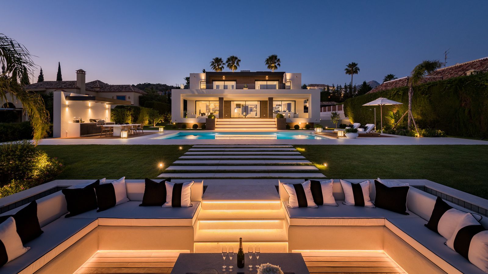 Exceptional villa front line to Los Naranjos Golf