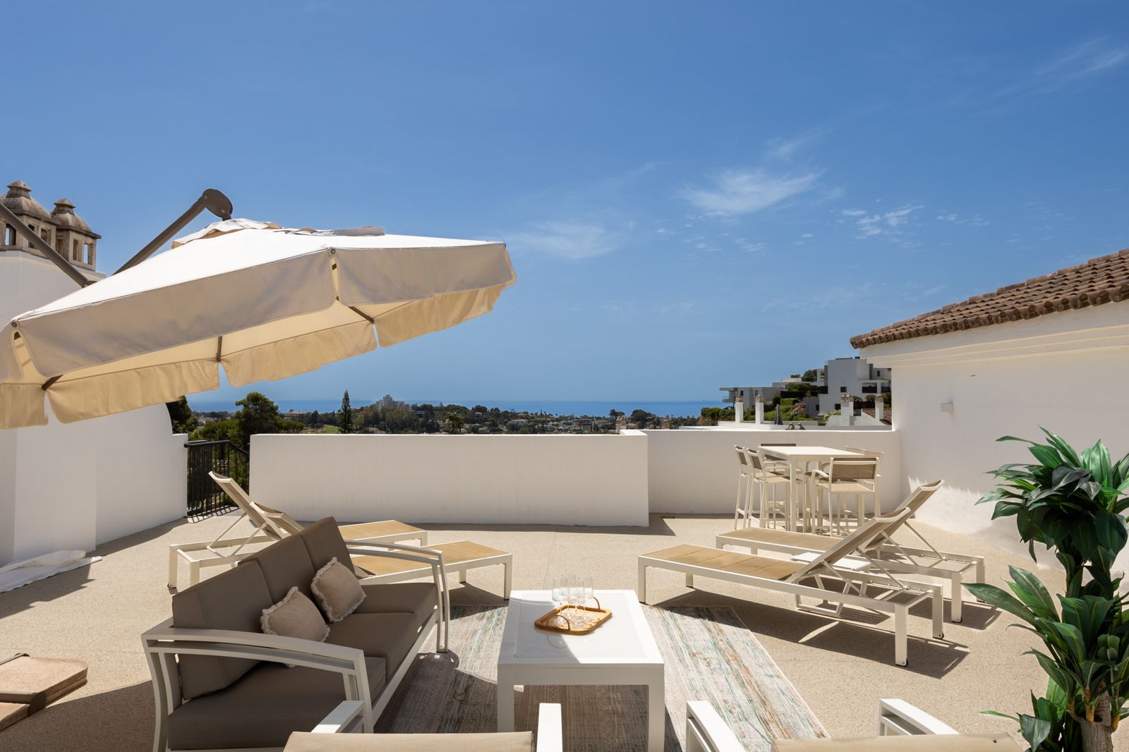 Stunning 2-bedroom penthouse in Paraiso Pueblo, Benahavís, offering panoramic sea views, a 100m² rooftop solarium, luxury resort-style amenities