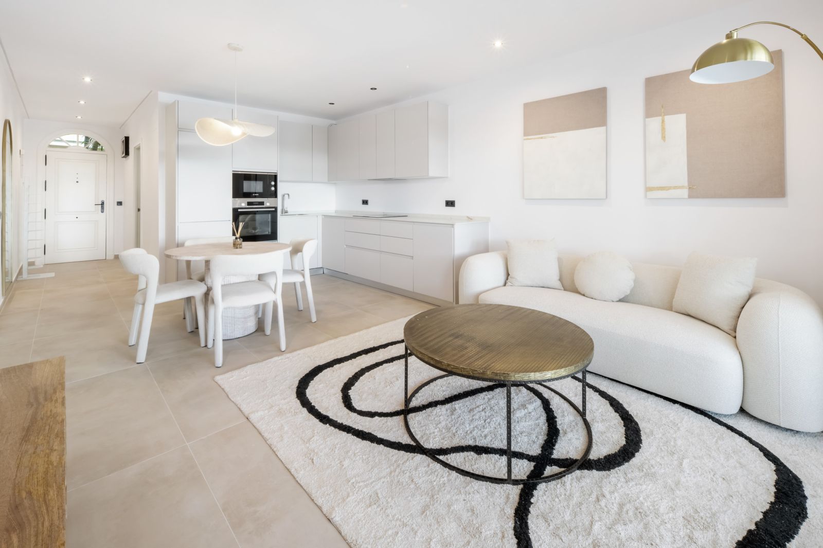 Fully Renovated Three-Bedroom Apartment in the Heart of Nueva Andalucía, Aloha.