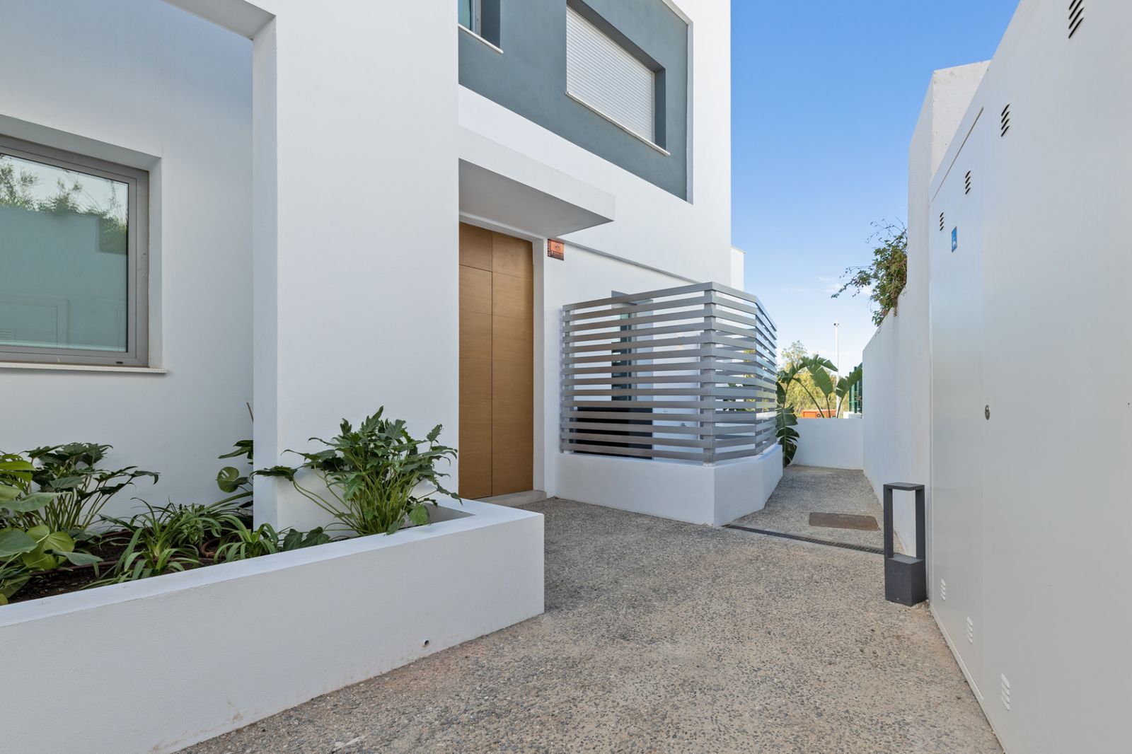 Luxury Corner Villa in Treetops, San Pedro de Alcántara – Private Garden, Jacuzzi & Panoramic Valley Views